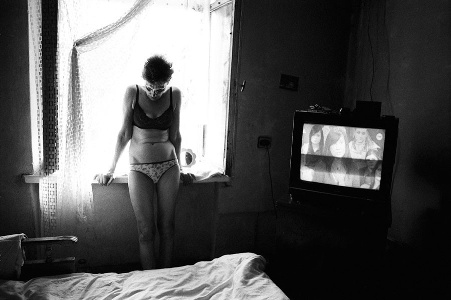 Ela In Her Room by Maciej Pisuk, from the series Pod Skórą: Fotografie z Brzeskiej (Under Skin: Photographs from Brzeska Street), 2008–2012, photo: Maciej Pisuk